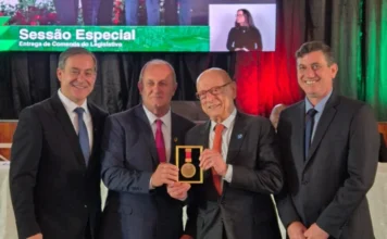 Câmara de Criciúma homenageia o senador Esperidião Amin Senador Esperidião Amin (segurando a medalha) sendo homenageado pelo Prefeito Vagner Espindola (à esquerda) e vereadores da Câmara, ao receber a Comenda Legislativa Centenário de Criciúma por sua contribuição ao desenvolvimento da cidade.