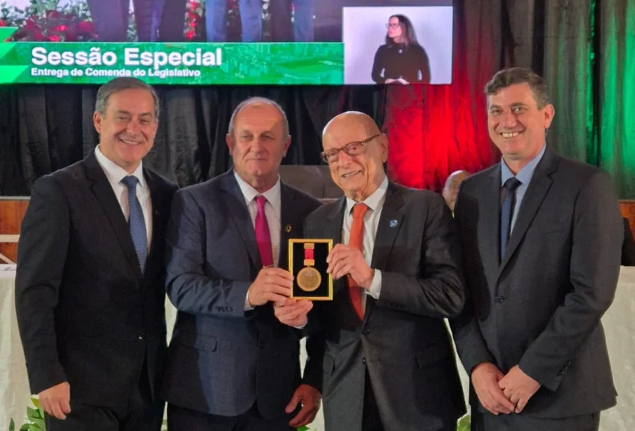 Câmara de Criciúma homenageia o senador Esperidião Amin Senador Esperidião Amin (segurando a medalha) sendo homenageado pelo Prefeito Vagner Espindola (à esquerda) e vereadores da Câmara, ao receber a Comenda Legislativa Centenário de Criciúma por sua contribuição ao desenvolvimento da cidade.
