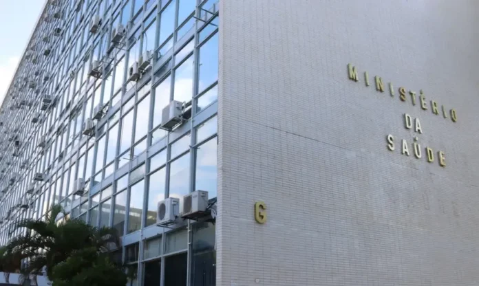 Câncer de Próstata Atendimento em jovens sobe 32% Fachada do prédio do Ministério da Saúde em Brasília, fonte dos dados que indicam o aumento de 32% no atendimento de câncer de próstata em homens jovens no Brasil.