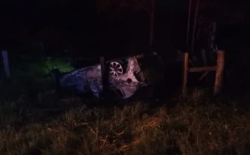 Carro capota e é destruído por incêndio em São João do Sul Carro capotado e totalmente destruído por incêndio ao lado da Rodovia SC-290, em São João do Sul, após acidente de madrugada.