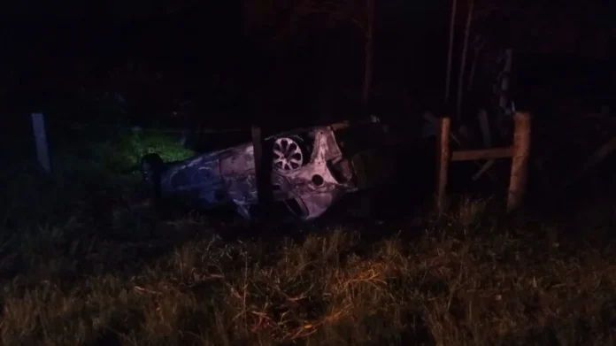 Carro capota e é destruído por incêndio em São João do Sul Carro capotado e totalmente destruído por incêndio ao lado da Rodovia SC-290, em São João do Sul, após acidente de madrugada.