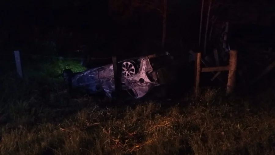 Carro capotado e totalmente destruído por incêndio ao lado da Rodovia SC-290, em São João do Sul, após acidente de madrugada.