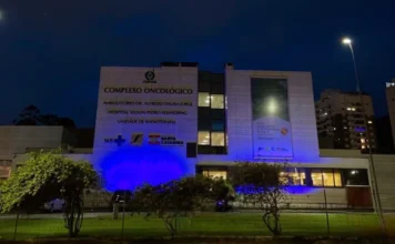 Cepon: Cursos de urologia trarão novas tecnologias para SC Fachada do Complexo Oncológico (CEPON) de Florianópolis, iluminada com luzes azuis para o Novembro Azul, simbolizando o avanço da tecnologia e os novos cursos de urologia em Santa Catarina.