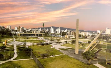 Ciclone: Criciúma adia parte da Quermesse e Feira do Livro Vista aérea do Paço Municipal de Criciúma, com o obelisco do Centenário e o Parque da Prefeitura, locais onde a Quermesse e a Feira do Livro foram adiadas por precaução devido ao alerta de ciclone.