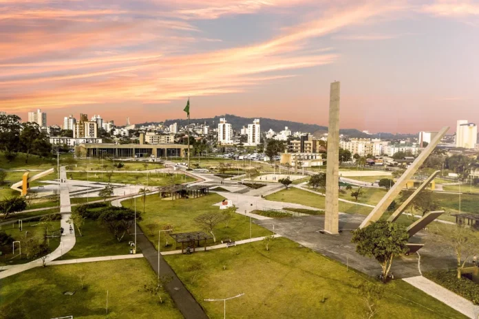 Ciclone Criciúma adia parte da Quermesse e Feira do Livro Vista aérea do Paço Municipal de Criciúma, com o obelisco do Centenário e o Parque da Prefeitura, locais onde a Quermesse e a Feira do Livro foram adiadas por precaução devido ao alerta de ciclone.