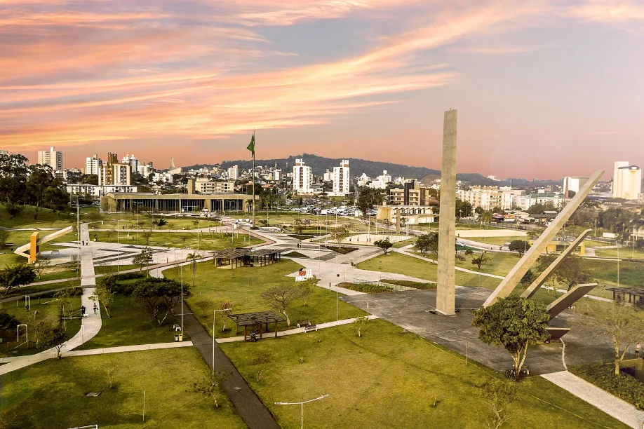 Ciclone Criciúma adia parte da Quermesse e Feira do Livro Vista aérea do Paço Municipal de Criciúma, com o obelisco do Centenário e o Parque da Prefeitura, locais onde a Quermesse e a Feira do Livro foram adiadas por precaução devido ao alerta de ciclone.