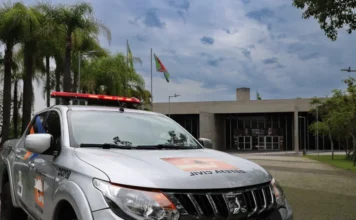 Ciclone: Criciúma entra em alerta por chuva e ventos Viatura da Defesa Civil de Criciúma com giroflex aceso, representando a mobilização do município para o alerta de ciclone extratropical e ventos de 70 km/h na região.