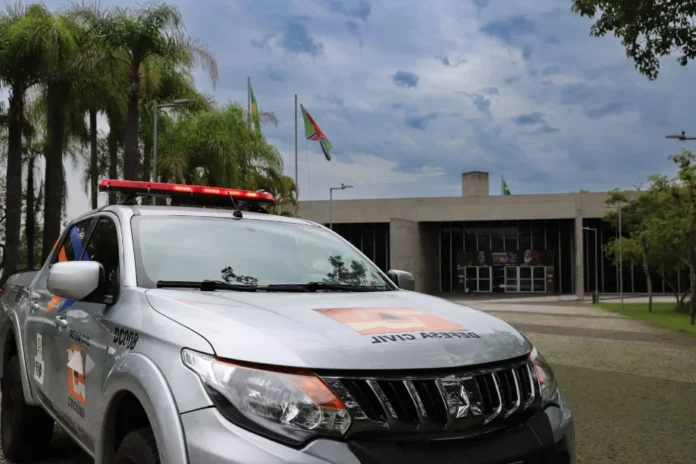 Ciclone Criciúma entra em alerta por chuva e ventos Viatura da Defesa Civil de Criciúma com giroflex aceso, representando a mobilização do município para o alerta de ciclone extratropical e ventos de 70 km/h na região.