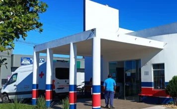 Ciclone: Vacinas são remanejadas em Balneário Gaivota Fachada da Unidade Básica de Saúde em Balneário Gaivota, ilustrando o local onde as vacinas foram remanejadas para segurança e o atendimento foi reduzido devido ao alerta de ciclone.