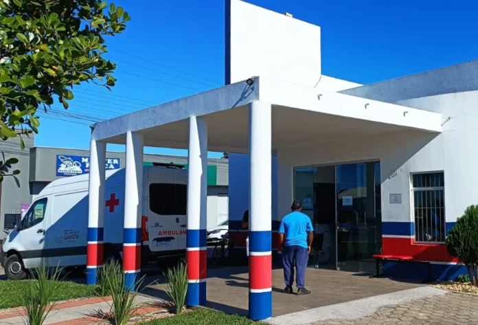 Ciclone Vacinas são remanejadas em Balneário Gaivota (1) Fachada da Unidade Básica de Saúde em Balneário Gaivota, ilustrando o local onde as vacinas foram remanejadas para segurança e o atendimento foi reduzido devido ao alerta de ciclone.