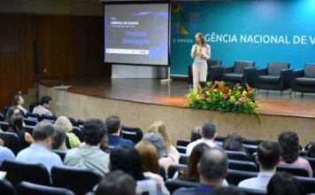 Cieges/SC usa IA para investigar surtos de doenças no SUS Coordenadora Ana Cristina Pinheiro do Prado (Cieges SC) apresentando o projeto de Machine Learning e Inteligência Artificial para investigar surtos de doenças no SUS, durante seminário da ANVISA.
