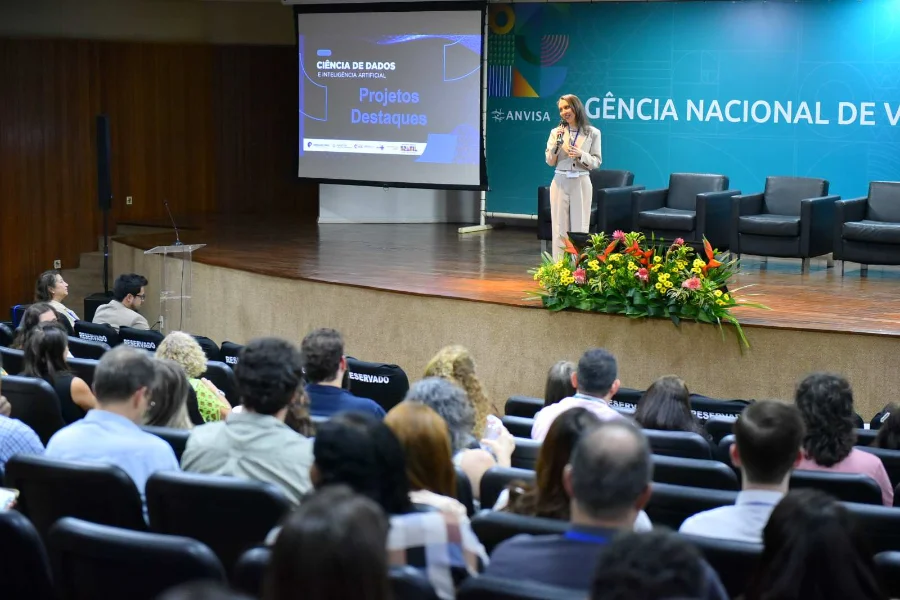 Cieges SC usa IA para investigar surtos de doenças no SUS Coordenadora Ana Cristina Pinheiro do Prado (Cieges SC) apresentando o projeto de Machine Learning e Inteligência Artificial para investigar surtos de doenças no SUS, durante seminário da ANVISA.