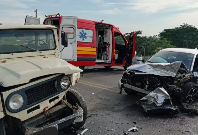 Cocal do Sul Colisão entre Audi e Toyota deixa ferido Colisão frontal entre um Audi A3 e uma Toyota Bandeirante na SC-108, com a ambulância dos Bombeiros no local, após acidente que deixou um jovem ferido em Cocal do Sul.