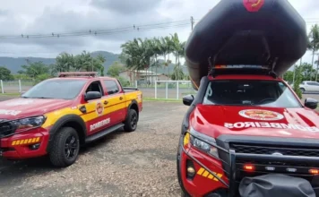 Corpo de jovem desaparecido é encontrado em Turvo Duas caminhonetes vermelhas de resgate do Corpo de Bombeiros, sendo que uma delas carrega um bote inflável no teto, em Turvo, Santa Catarina.