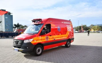 Criciúma: Acidente entre moto e ônibus deixa motociclista ferido Ilustração de uma Ambulância de resgate do Corpo de Bombeiros de Criciúma, mobilizada para o socorro de um motociclista que sofreu fratura exposta em colisão com um ônibus na Avenida Centenário.