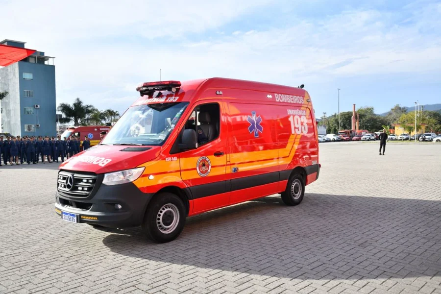 Ilustração de uma Ambulância de resgate do Corpo de Bombeiros de Criciúma, mobilizada para o socorro de um motociclista que sofreu fratura exposta em colisão com um ônibus na Avenida Centenário.