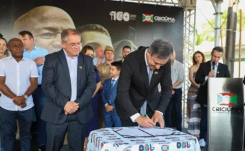 Criciúma lança projeto da primeira Cidade do Autista Prefeito Vagner Espindola assinando o documento de autorização para o início do processo licitatório da Cidade do Autista em Criciúma, durante a cerimônia de apresentação do projeto.