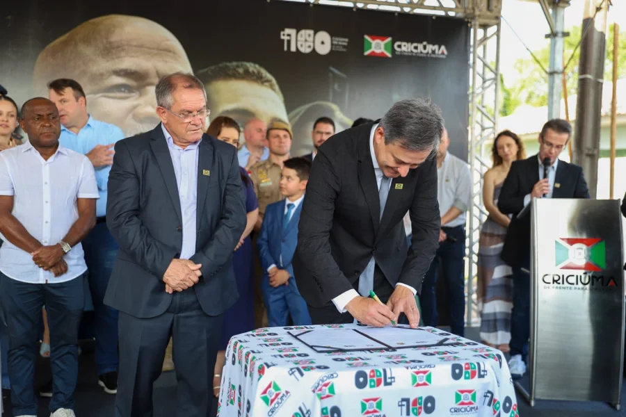 Prefeito Vagner Espindola assinando o documento de autorização para o início do processo licitatório da Cidade do Autista em Criciúma, durante a cerimônia de apresentação do projeto.