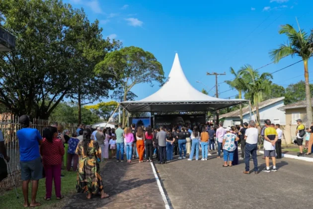 Público reunido sob uma tenda e ao ar livre em Criciúma, acompanhando a apresentação do projeto da Cidade do Autista durante as celebrações do Centenário da cidade.