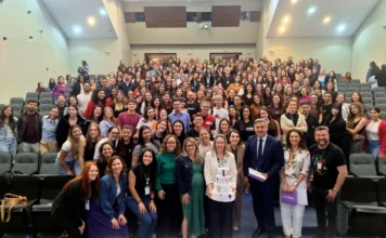 Curso de Farmácia da Unesc celebra 25 anos com palestra da PF Grande grupo de acadêmicos, professores e egressos do curso de Farmácia da UNESC (Criciúma), reunidos com o Delegado da Polícia Federal, Adilson Bezerra, na celebração dos 25 anos do curso com palestra sobre pirataria de medicamentos.