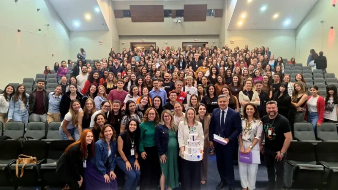 Curso de Farmácia da Unesc celebra 25 anos com palestra da PF Grande grupo de acadêmicos, professores e egressos do curso de Farmácia da UNESC (Criciúma), reunidos com o Delegado da Polícia Federal, Adilson Bezerra, na celebração dos 25 anos do curso com palestra sobre pirataria de medicamentos.