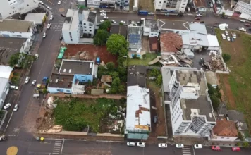 Defesa Civil confirma três tornados no Oeste de Santa Catarina Vista aérea de casas e comércios no Oeste de Santa Catarina, mostrando telhados destruídos, escombros e danos concentrados em ruas, após a confirmação da ocorrência de tornados em cidades como Xanxerê e Dionísio Cerqueira.