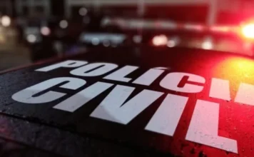 Demissão de delegado: Polícia nega perseguição no caso do balão Close-up no capô de viatura da Polícia Civil de Santa Catarina, com luz de emergência piscando, representando a corporação em meio ao debate público sobre a demissão do delegado Rafael Gomes de Chiara e a negação de perseguição funcional.