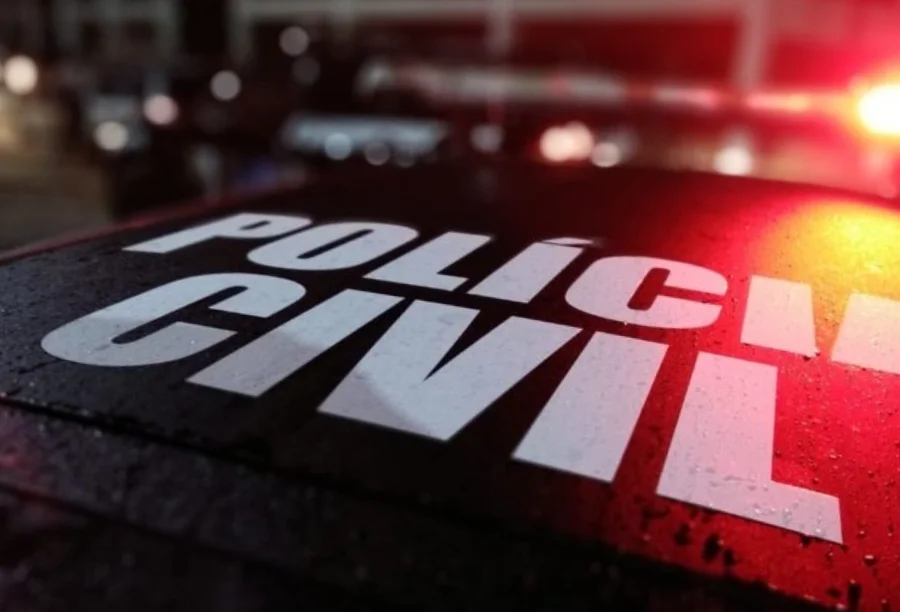 Close-up no capô de viatura da Polícia Civil de Santa Catarina, com luz de emergência piscando, representando a corporação em meio ao debate público sobre a demissão do delegado Rafael Gomes de Chiara e a negação de perseguição funcional.