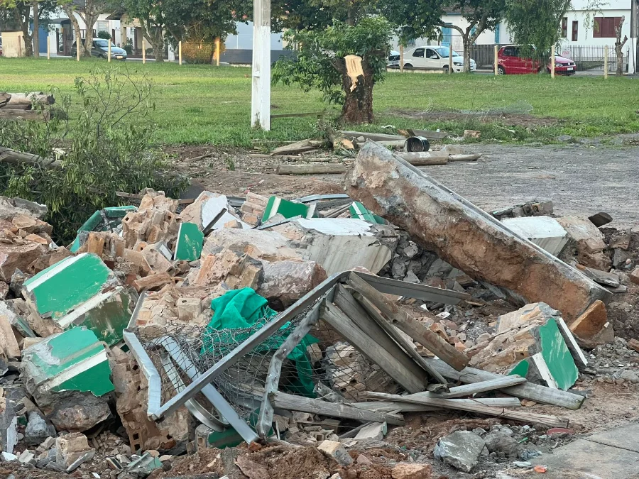 Escombros de tijolos e restos de estrutura de madeira e ferro do antigo portal do Estádio Cairú, demolido na tarde desta segunda-feira (10) em Sombrio, que gerou debate na comunidade sobre a preservação da memória histórica.