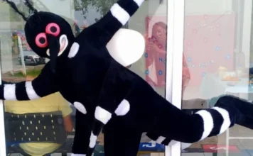 Dia D: Balneário Gaivota foca em eliminação de focos de dengue Mascote do mosquito Aedes aegypti, em fantasia preta e branca, participando de atividade lúdica durante o Dia D de Combate à Dengue em frente à ESF Raulino Ramos, em Balneário Gaivota.