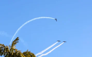 Esquadrilha Fox faz show e encerra Centenário de Criciúma Três aeronaves da Esquadrilha Fox em voo acrobático no céu azul de Criciúma, deixando rastros de fumaça, em um espetáculo que encerrou as celebrações do Centenário do município.
