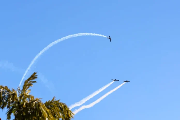 Esquadrilha Fox faz show e encerra Centenário de Criciúma Três aeronaves da Esquadrilha Fox em voo acrobático no céu azul de Criciúma, deixando rastros de fumaça, em um espetáculo que encerrou as celebrações do Centenário do município.