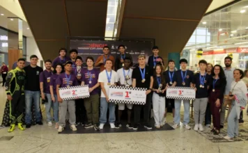 Equipe de Meleiro vence a final do Ciência da Velocidade Equipes finalistas do Projeto Ciência da Velocidade posam no pódio, exibindo medalhas e troféus, no Nações Shopping em Criciúma.