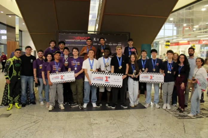 Esquipe de Meleiro vence a final do Ciência da Velocidade Equipes finalistas do Projeto Ciência da Velocidade posam no pódio, exibindo medalhas e troféus, no Nações Shopping em Criciúma.