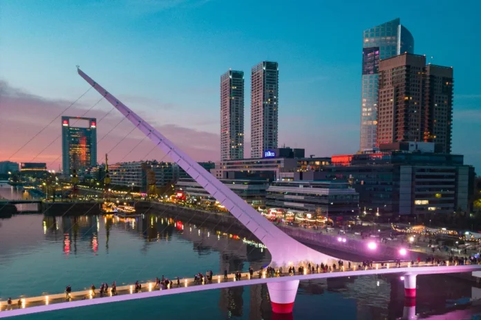 Exportação de SC para Argentina cresce 25% em 2025 Vista noturna de Buenos Aires, Argentina, com a icônica Ponte de la Mujer e os arranha-céus de Puerto Madero iluminados, simbolizando o crescimento recorde de 25% nas exportações de Santa Catarina para a Argentina.