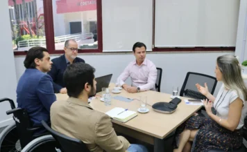 Extinção da Santur gera economia de R$ 500 mil em SC : Secretário de Estado da Fazenda, Cleverson Siewert (camisa rosa), e equipe de gestores em reunião, discutindo a conclusão do processo de extinção da Santur, que gerará uma economia mensal de R$ 500 mil ao Tesouro Estadual.