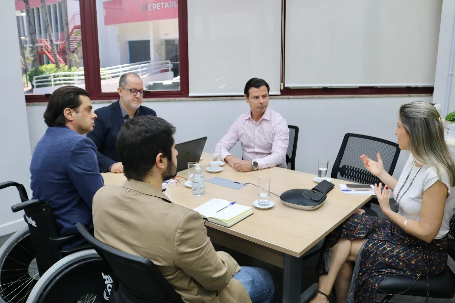 Extinção da Santur gera economia de R$ 500 mil em SC : Secretário de Estado da Fazenda, Cleverson Siewert (camisa rosa), e equipe de gestores em reunião, discutindo a conclusão do processo de extinção da Santur, que gerará uma economia mensal de R$ 500 mil ao Tesouro Estadual.