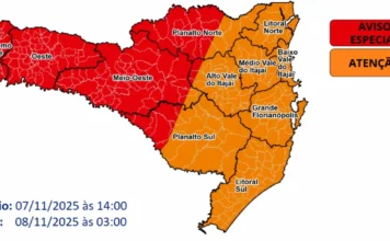 Extremo Sul: Ciclone causa cancelamento de aulas na região Mapa de alerta da Defesa Civil de Santa Catarina (SC) em vermelho e laranja, mostrando risco de ciclone e ventos fortes no Extremo Sul, o que motivou o cancelamento de aulas na região.