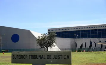 FIESC: Bom senso prevalece em decisão do STJ sobre restinga Fachada da sede do Superior Tribunal de Justiça (STJ) em Brasília, ilustrando a decisão judicial que trouxe segurança jurídica à FIESC e ao setor produtivo de Santa Catarina sobre a classificação da restinga como Área de Preservação Permanente (APP).