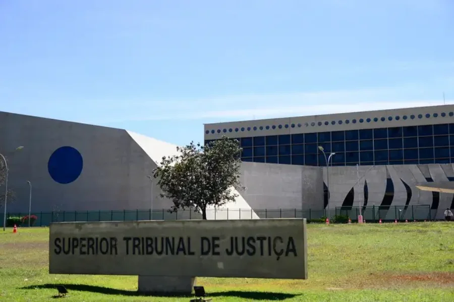 Fachada da sede do Superior Tribunal de Justiça (STJ) em Brasília, ilustrando a decisão judicial que trouxe segurança jurídica à FIESC e ao setor produtivo de Santa Catarina sobre a classificação da restinga como Área de Preservação Permanente (APP).