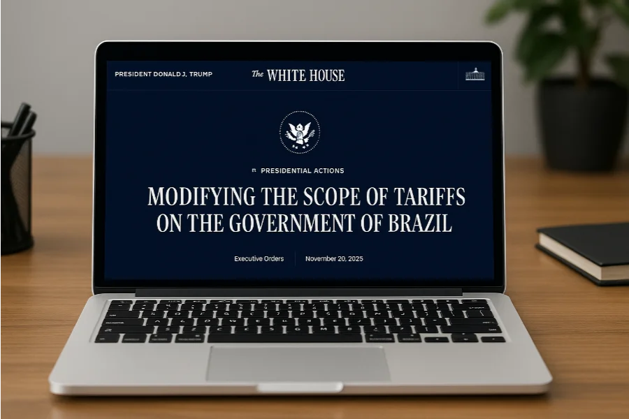 Tela de laptop exibe o título de uma Ordem Executiva dos EUA sobre Modificação de Tarifas para o Brasil.