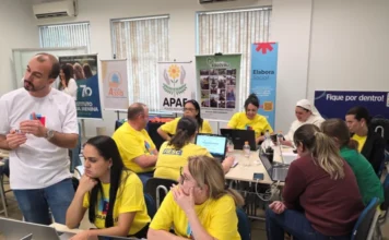 FIESC aprova R$ 9 mi em projetos sociais via Elabora Social Workshop do programa Elabora Social da FIESC, com instrutor orientando líderes de organizações sociais (APAE, Instituto menina) no uso de notebooks para elaboração de projetos, após aprovação de R$ 9 milhões em recursos sociais via leis de incentivo em Santa Catarina.