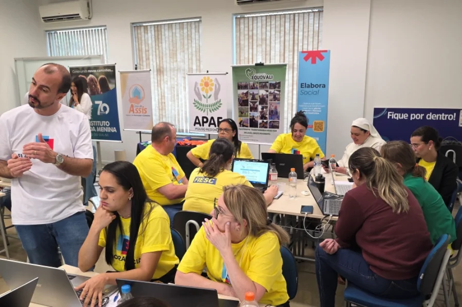 Workshop do programa Elabora Social da FIESC, com instrutor orientando líderes de organizações sociais (APAE, Instituto menina) no uso de notebooks para elaboração de projetos, após aprovação de R$ 9 milhões em recursos sociais via leis de incentivo em Santa Catarina.