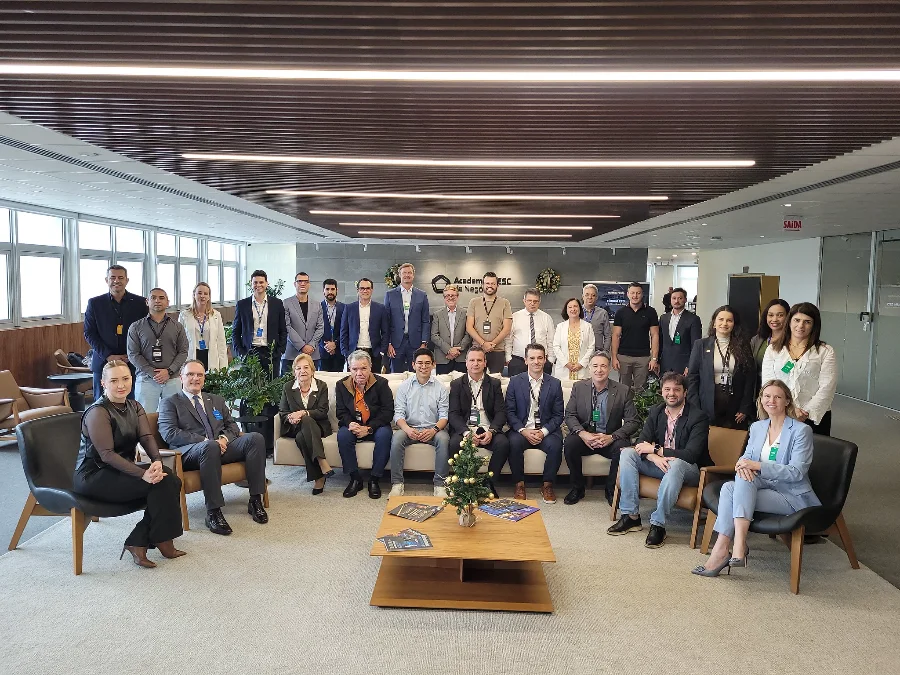 Grande grupo de executivos e líderes de indústrias de Santa Catarina, membros do Programa Membership da Academia FIESC de Negócios, reunidos em Florianópolis para a 3ª edição do Fórum CEO sobre liderança, governança e produtividade industrial.