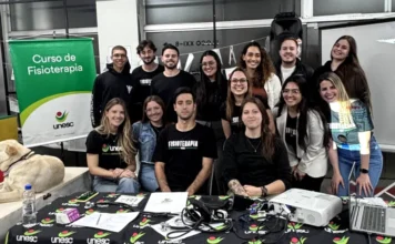 Fisioterapia da Unesc alerta para sinais precoces de AVC Grupo de acadêmicos e professores do curso de Fisioterapia da UNESC (Criciúma) reunidos em frente ao banner do curso, após ação de conscientização e alerta sobre a prevenção e os sinais precoces de Acidente Vascular Cerebral (AVC).