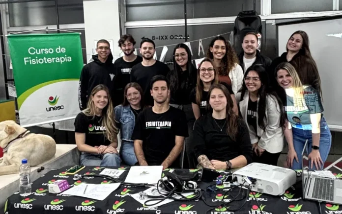 Fisioterapia da Unesc alerta para sinais precoces de AVC Grupo de acadêmicos e professores do curso de Fisioterapia da UNESC (Criciúma) reunidos em frente ao banner do curso, após ação de conscientização e alerta sobre a prevenção e os sinais precoces de Acidente Vascular Cerebral (AVC).