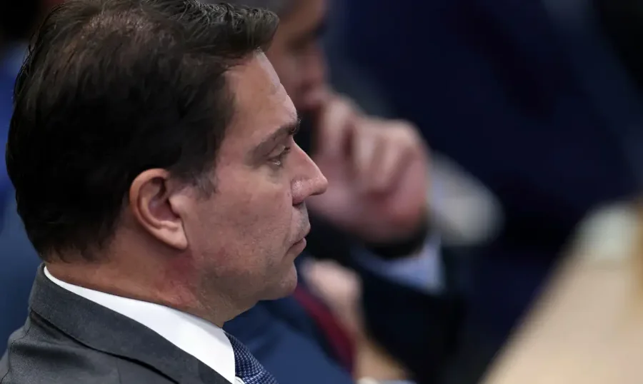 O deputado federal Alexandre Ramagem (PL-RJ) visto de perfil em um ambiente formal, em Brasília.