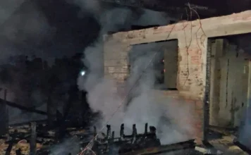 Galpão é destruído por incêndio em Forquilhinha Galpão de 80 metros quadrados em Forquilhinha totalmente destruído por incêndio, com fumaça e escombros carbonizados no chão, após a intervenção do Corpo de Bombeiros.