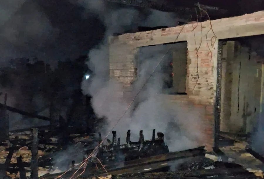 Galpão é destruído por incêndio em Forquilhinha Galpão de 80 metros quadrados em Forquilhinha totalmente destruído por incêndio, com fumaça e escombros carbonizados no chão, após a intervenção do Corpo de Bombeiros.