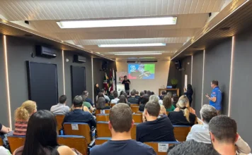 Criciúma lança Programa para ampliar acessibilidade Varias pessoas em uma reunião